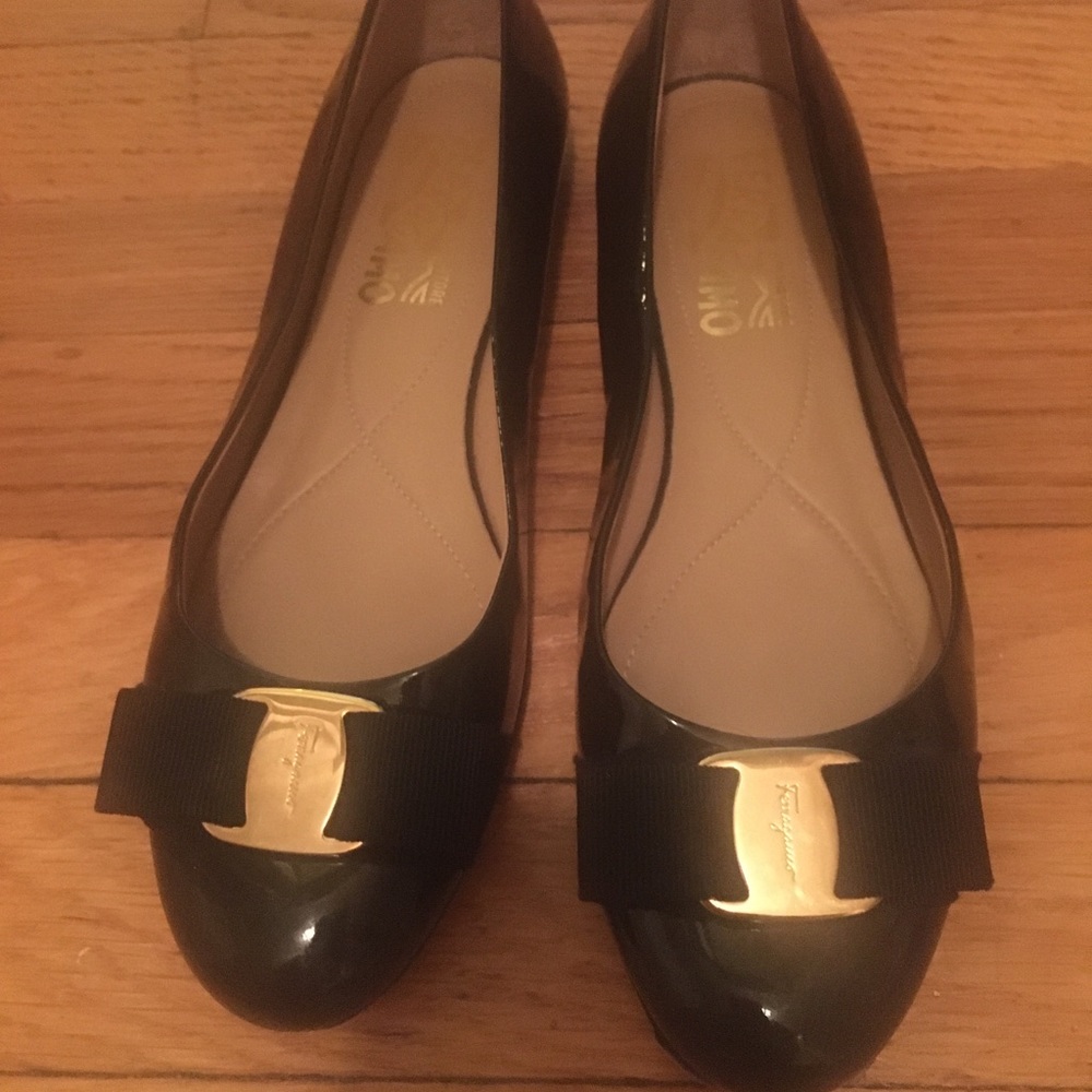 Ferragamo Varina Flat Black Patent Sz 6.5